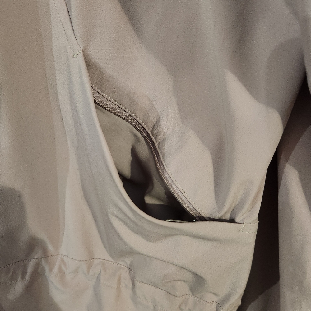 Lululemon Pack It Up Jacket in the color Smoky Blush. Size 10 - Picture 6 of 16